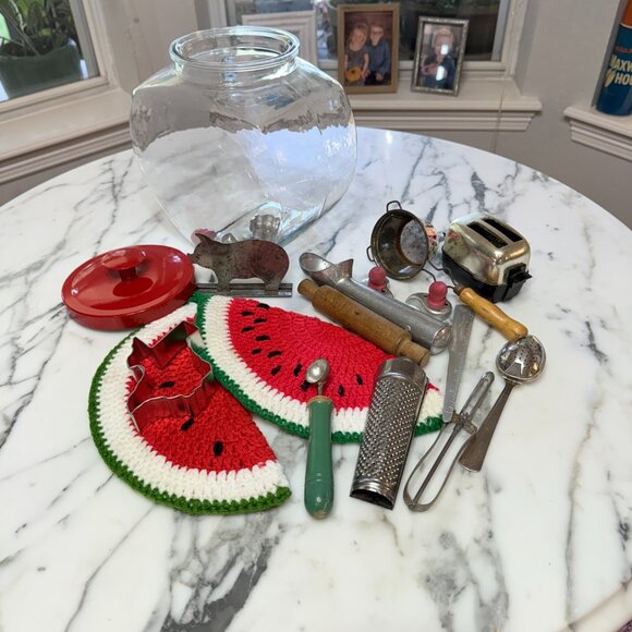 Retro Cookie jar Filled with retro kitchen utensils - Picture 12 of 17